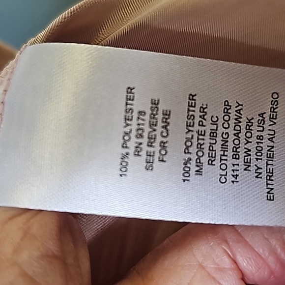 Elie Tahari NWT pink champagne color, size small button-down. Shinny fab… - Picture 11 of 12